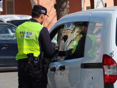 Un agent practica la prova d'alcoholèmia a un conductor.