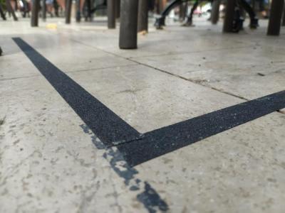 Una de les cintes que s'han col.locat a una terrassa.