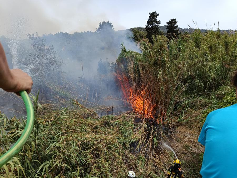 Un moment de l'extinció de l'incendi.