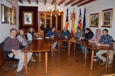 Un instant de la reunió mantinguda ahir a Fornalutx.