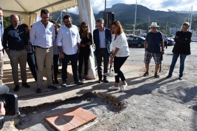 La presidenta del Govern, col.locant la primera pedra de les obres.