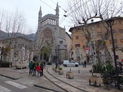 La Plaça de la Constitució, en una estampa hivernenca.