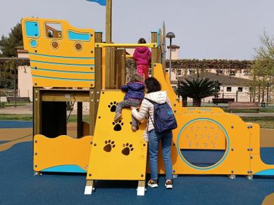 Uns infants i un adult a Sa Calatrava
