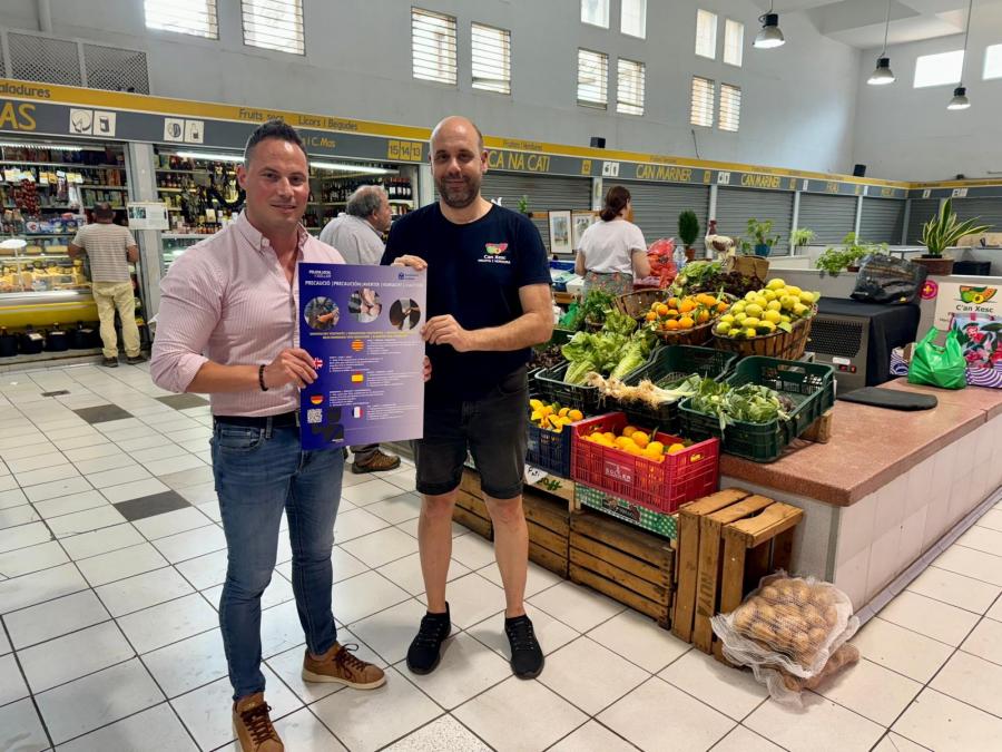 Darder entregant un cartell al Mercat