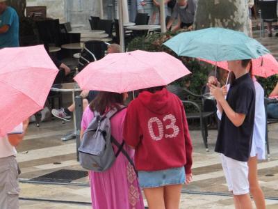Turistes, a Plaça, baix paraigües