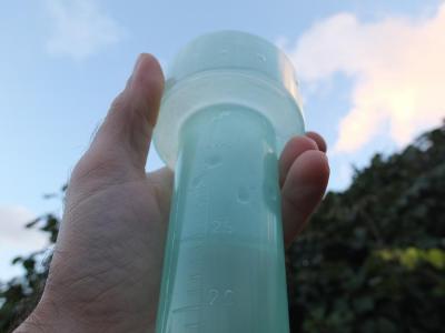 Un pluviòmetre amb aigua