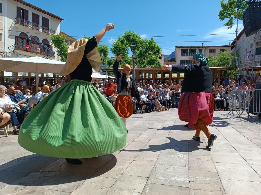 Un instant de la ballada celebrada a Plaça
