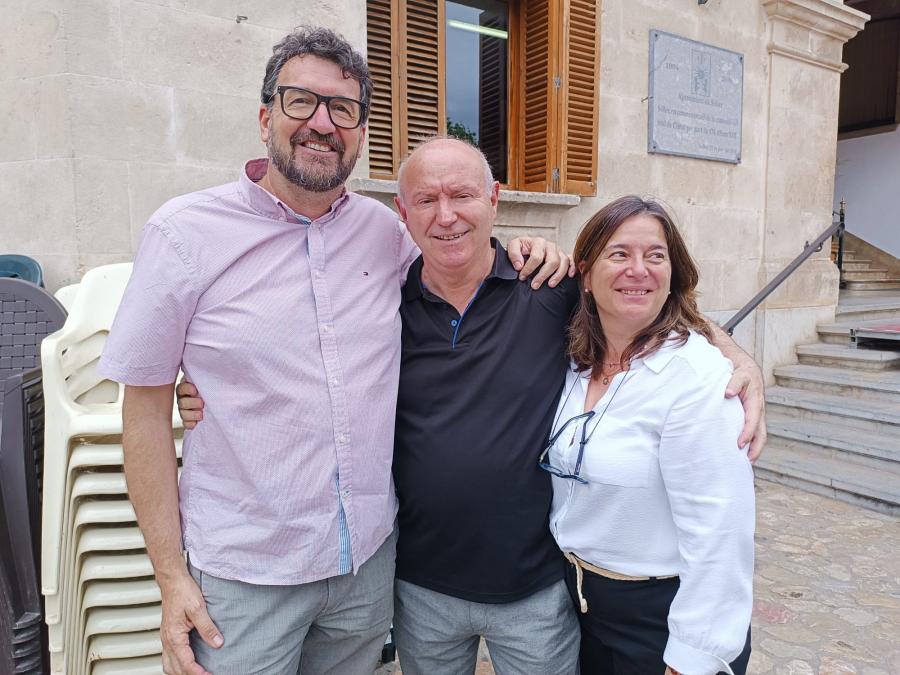 Els dos regidors de Seny que abandonen el pacte, amb Nadal.