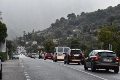 Un seguit de cotxes aturats a la carretera de Desviació.