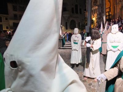 Un penitent arrossegant unes cadenes als peus