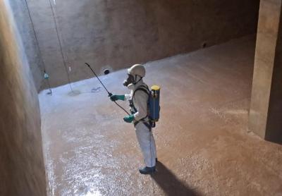 Operaris treballant als depòsits.