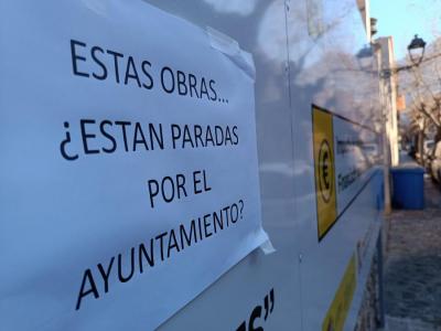 Un cartell penjat al costat de l'accés al recinte