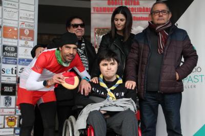 Castanyer, al costat de la família d'en Pau just després de completar el repte.