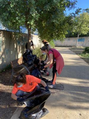 Els voluntaris, treballant en la neteja de Son Angelats