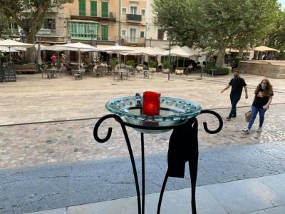 L'espelma i el llaç negre a l'Ajuntament