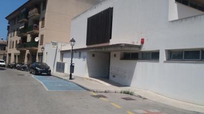 L'accés al centre de salut des del carrer del Camp Llarg.