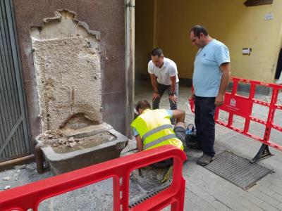 Els operaris treballant a la font