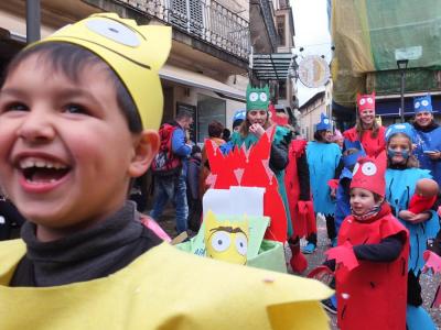 Un nin somrient entra a Plaça disfressat
