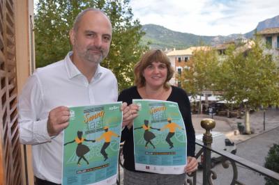 Jaume Mateu i María Cruz Enseñat amb el cartell de la fira