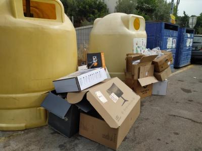 Els cartrons al terra i el contenidor buit