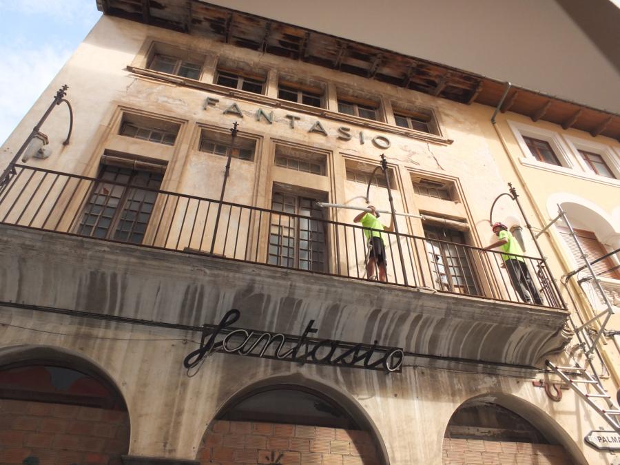 Operaris instal.lant els bastiments, avui