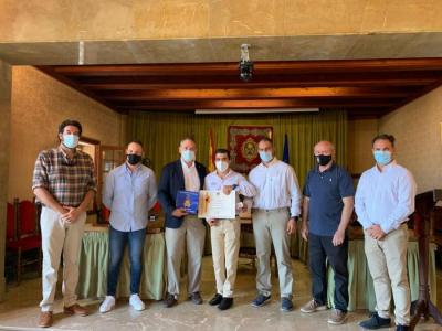 Adrián Castaño amb el diploma i regidors