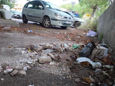 El fems acumulat dins l'aparcament