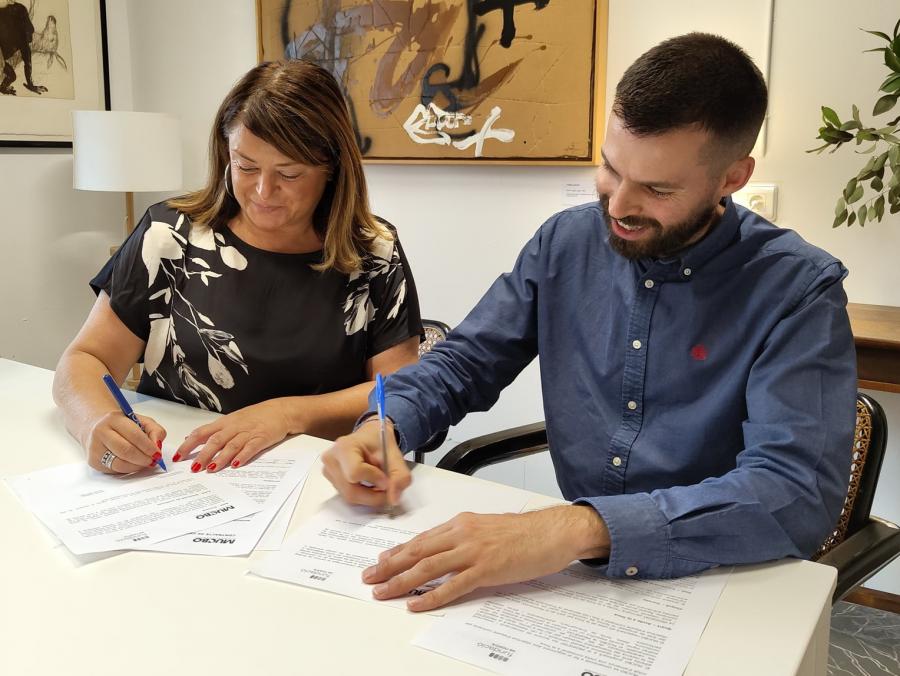 Representants de Sa Nostra i el Mucbo firmant l'acord