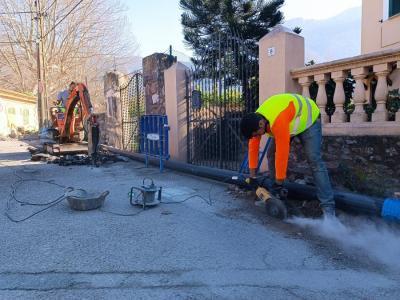 Els operaris treballaven aquests dies en obrir una síquia al paviment.