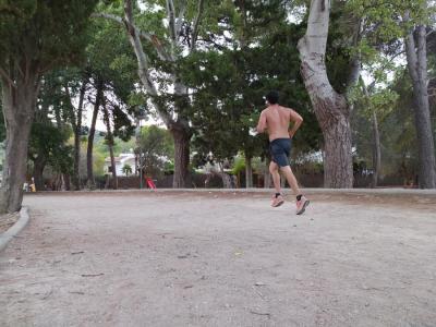 Un home practicant atletisme a l'Infante Lois