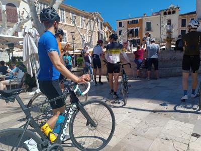 Ciclistes al centre de Sóller
