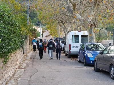 Senderistes pujant a peu a Biniaraix