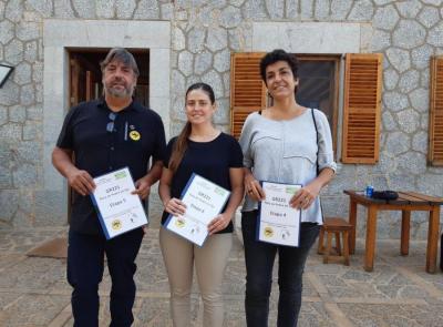 Xisco Fanals, lliurant la documentació al Consell.