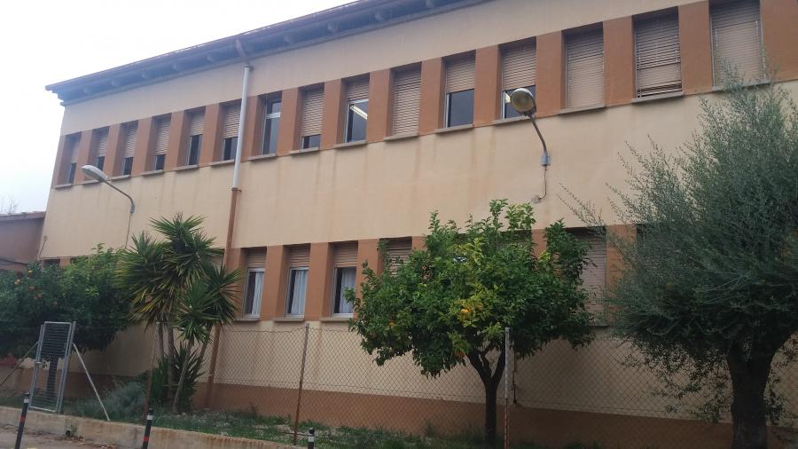 Les finestres de l’escola presenten nombroses deficiències.