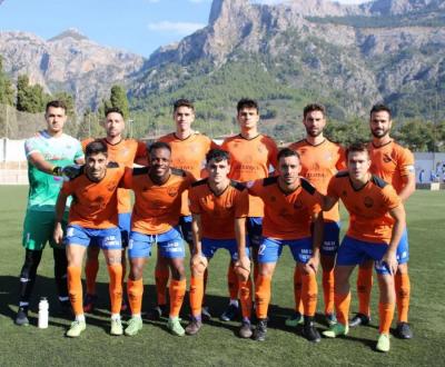 Els onze jugadors titulars del primer partit de la temporada a Can Maiol.