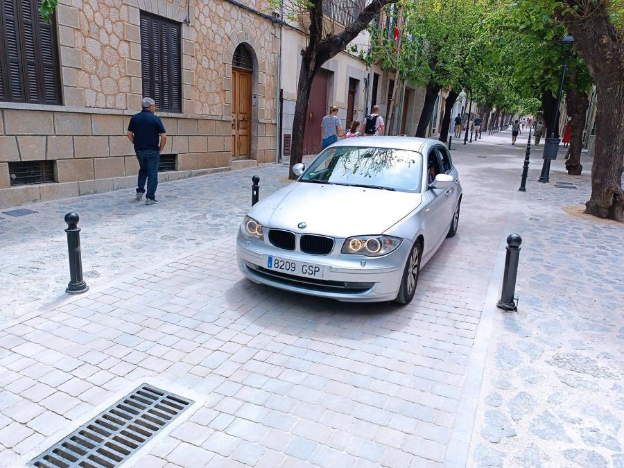 Un dels primers vehicles que ha circulat pel bulevard.