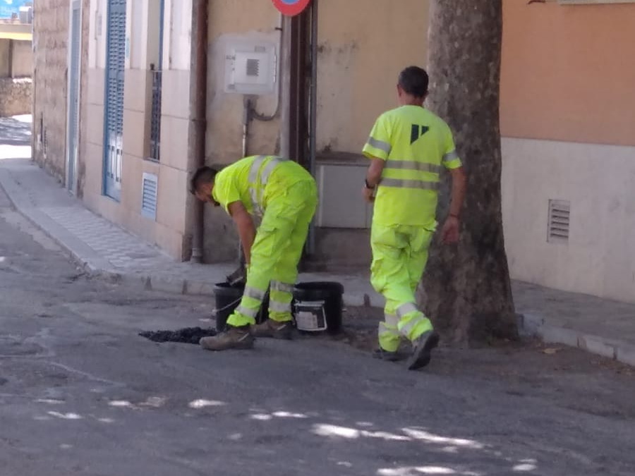 Els operaris tapant els clots, avui