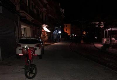 El carrer de la Marina a les fosques