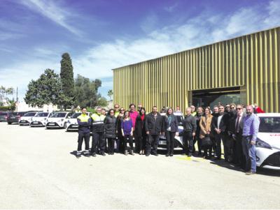 Una fotografia de l'acte de lliurament del vehicle.