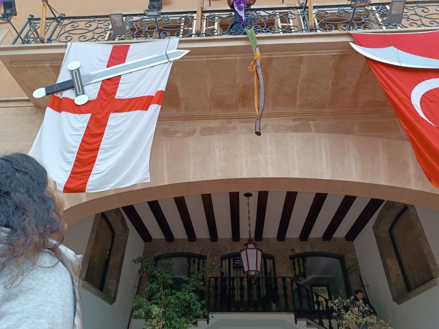 La barra que engalana l'edifici consistorial
