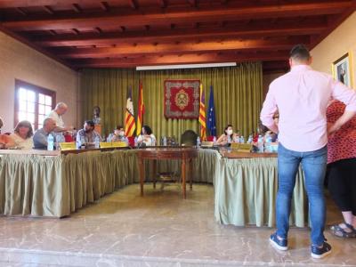 Els regidors de l'Ajuntament, disposant-se a celebrar el plenari de sortida de Ruiz.