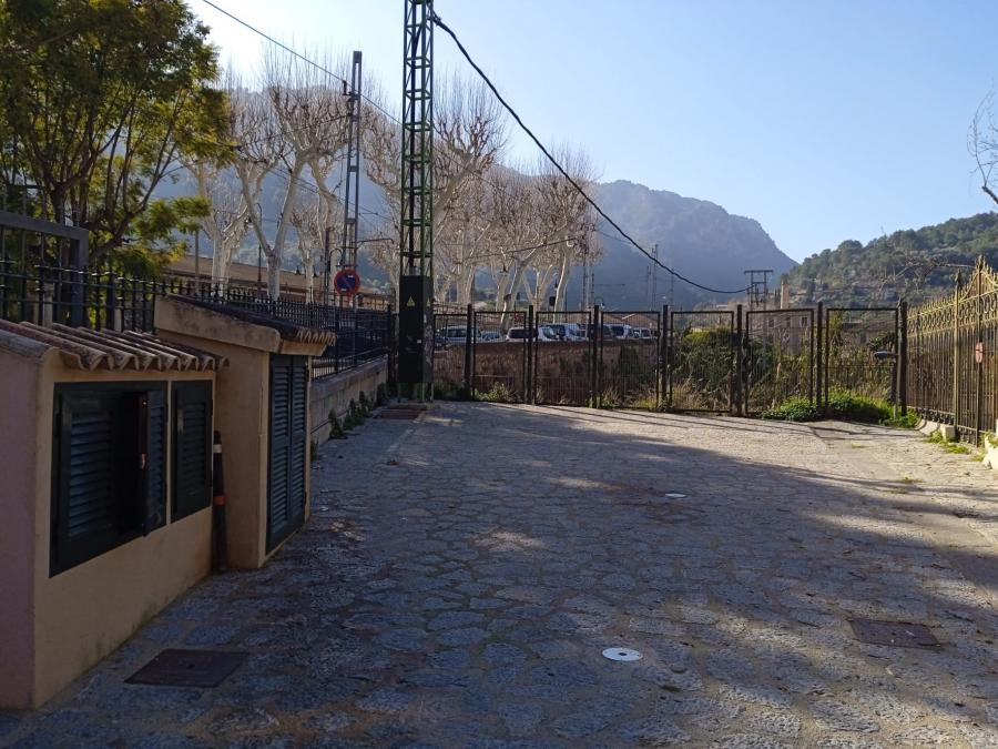 El racó que serà embellit al costat de l'estació