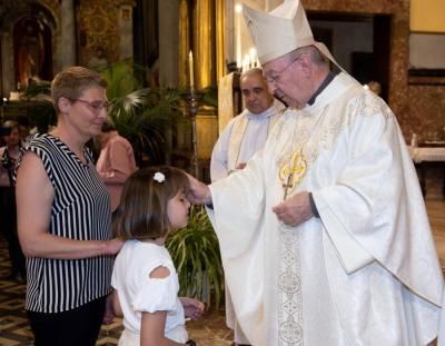 El bisbe Taltavull, administrant el sagrament a una nina.