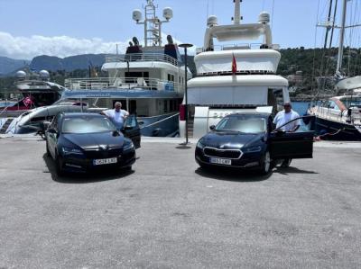 Els dos vehicles que ha posat en servei l'empresa.