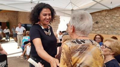 La consellera Garcías ha agraït a l'homenatge de Fornalutx la seva contribució a la preservació de la Serra.