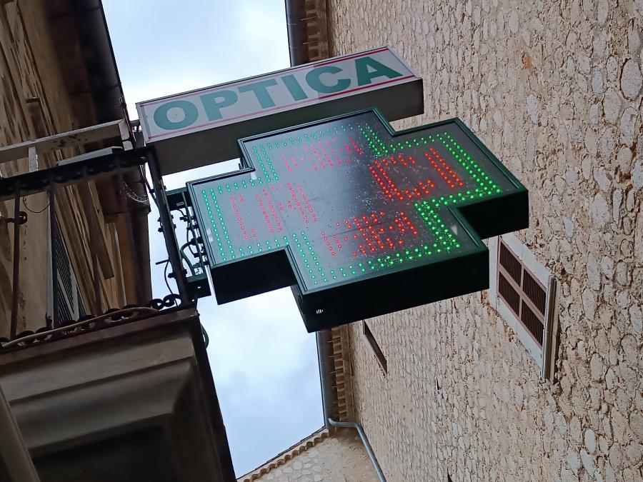 El cartell lumínic d'una farmàcia