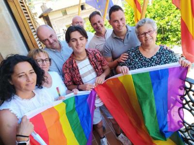 Marc Crespí, rodejat per regidors, a punt de penjar la bandera.