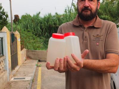 Aguiló, amb les mostres d'aigua per analitzar
