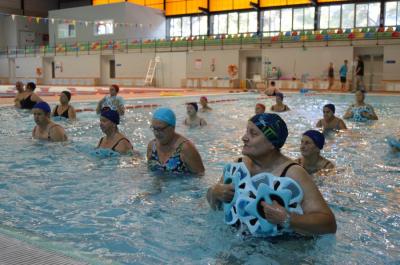La sessió d'aquasalud que s'ha duit a terme dins la piscina petita.
