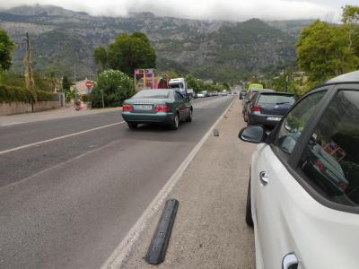 El carril bici, dissabte, ocupat per cotxes